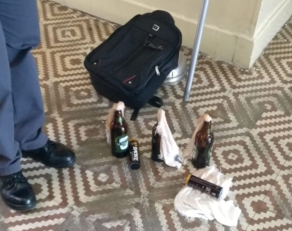 Garrafas que aparentam ser coquetéis molotov deixadas dentro da escola em que o massacre ocorreu â?? Foto: Arquivo pessoal