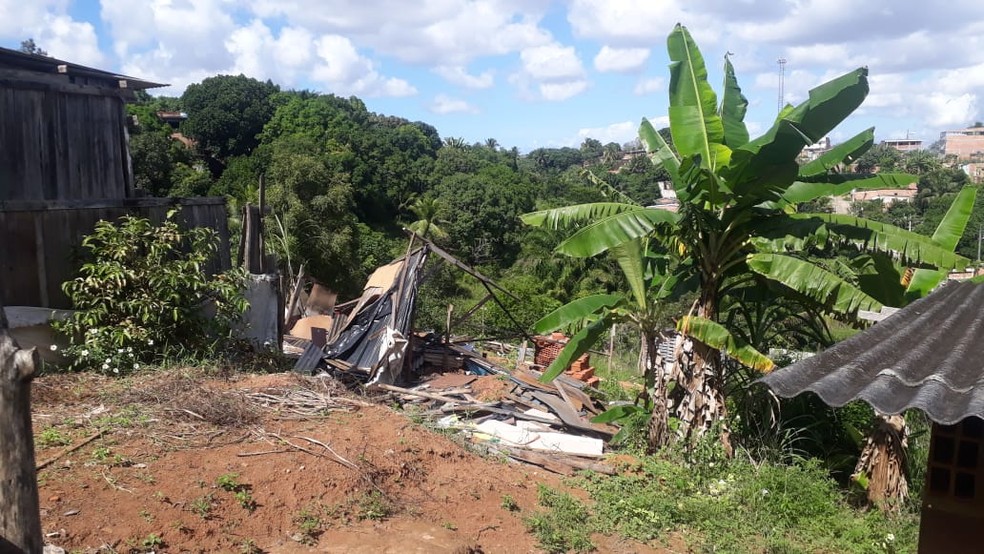A aÃ§Ã£o foi coordenada pela Secretaria Municipal de Desenvolvimento e Urbanismo (Sedur) e ocorreu na quinta-feira (23). â?? Foto: AndrÃ©a Silva / TV Bahia 