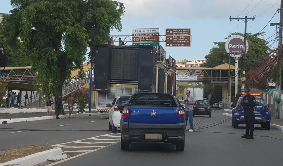 Trio elÃ©trico derruba fiaÃ§Ã£o de poste na Av. Vasco da Gama, em Salvador â?? Foto: Raphael carneiro/Arquivo pessoal