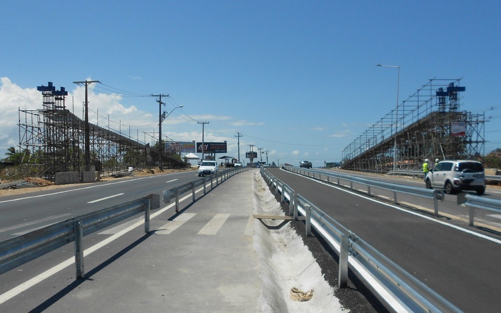 Montagem de passarela vai bloquear trÃ¡fego temporariamente na Estrada do Coco (Foto: DivulgaÃ§Ã£o)
