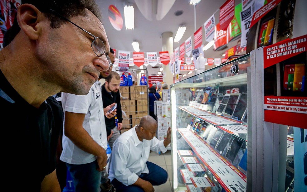 Consumidores avaliam preços de produtos ofertados na Black Friday em uma loja de São Paulo â?? Foto: Dario Oliveira/Código19/Estadão Conteúdo