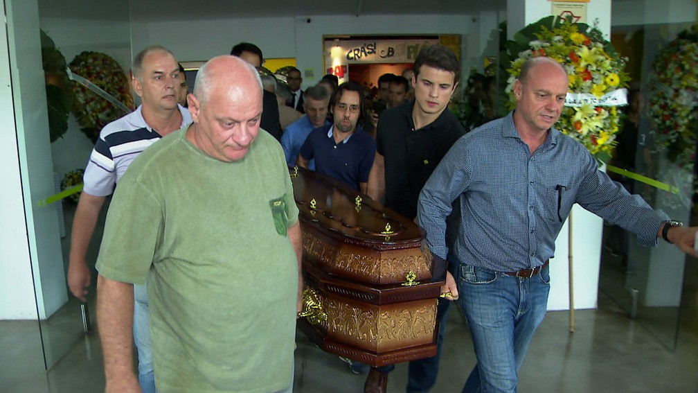 Corpo do jornalista Ricardo Boechat é levado para cerimônia de cremação no Cemitério Horto da Paz em Itapecerica da Serra â?? Foto: Reprodução TV Globo