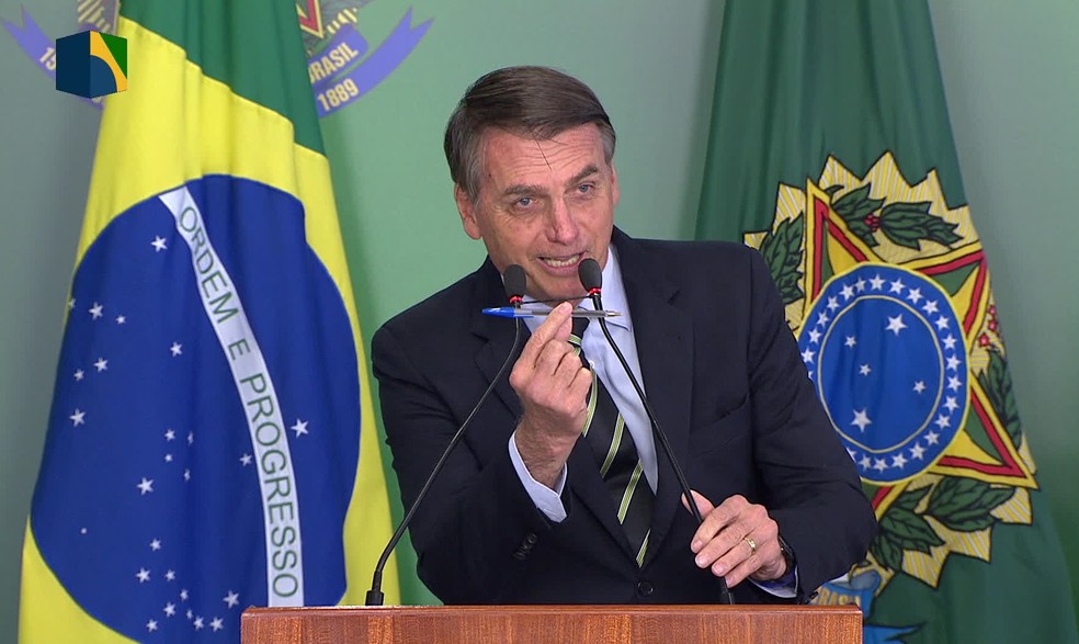 O presidente Jair Bolsonaro durante assinatura do decreto que flexibiliza posse de armas â?? Foto: Reprodução/NBR