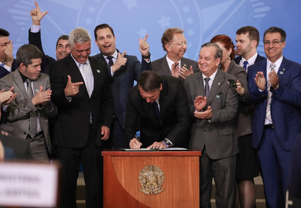 O presidente Jair Bolsonaro, no dia 7 de maio, ao assinar o decreto que mudou regras sobre uso de armas e de munições â?? Foto: Marcos Corrêa/PR