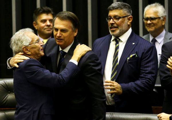 O presidente Jair Bolsonaro vai à Câmara dos Deputados para participar de sessão solene em homenagem ao ator Carlos Alberto de Nóbrega.