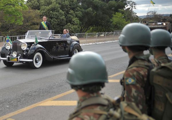 O presidente Jair Bolsonaro desfila em carro aberto no incio do desfile de 07 de setembro