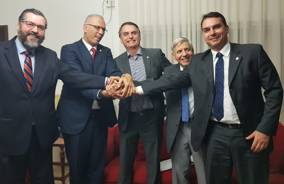 O presidente eleito, Jair Bolsonaro, ao lado do embaixador de Israel, Yossi Shelley (à esq.) â?? Foto: Governo de Transição
