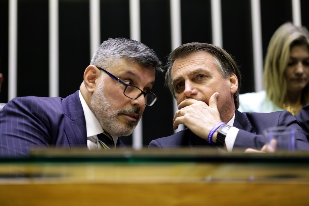 O presidente Jair Bolsonaro conversa com o deputado Alexandre Frota no plenário da Câmara durante solenidade em maio deste ano â?? Foto: Michel Jesus/ Câmara dos Deputados