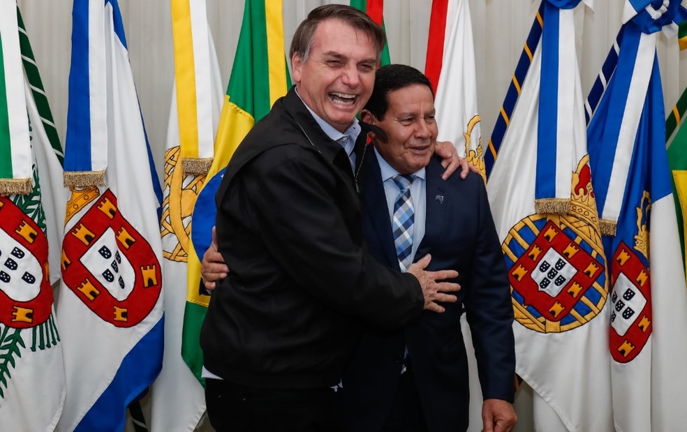 O presidente Jair Bolsonaro e o vice-presidente Hamilton Mourão, durante a transmissão de cargo, na Base Aérea de BrasÃlia â?? Foto: Alan Santos/PR