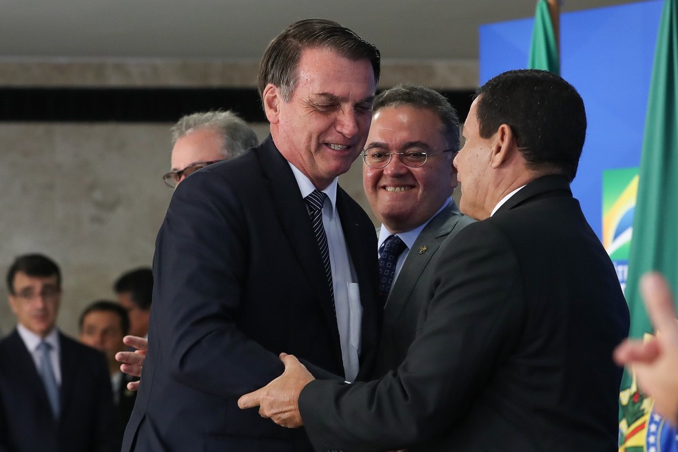 Jair Bolsonaro cumprimentou o vice-presidente Hamilton Mourão durante evento no Palácio do Planalto, após o café da manhã â?? Foto: Marcos Corrêa/PR