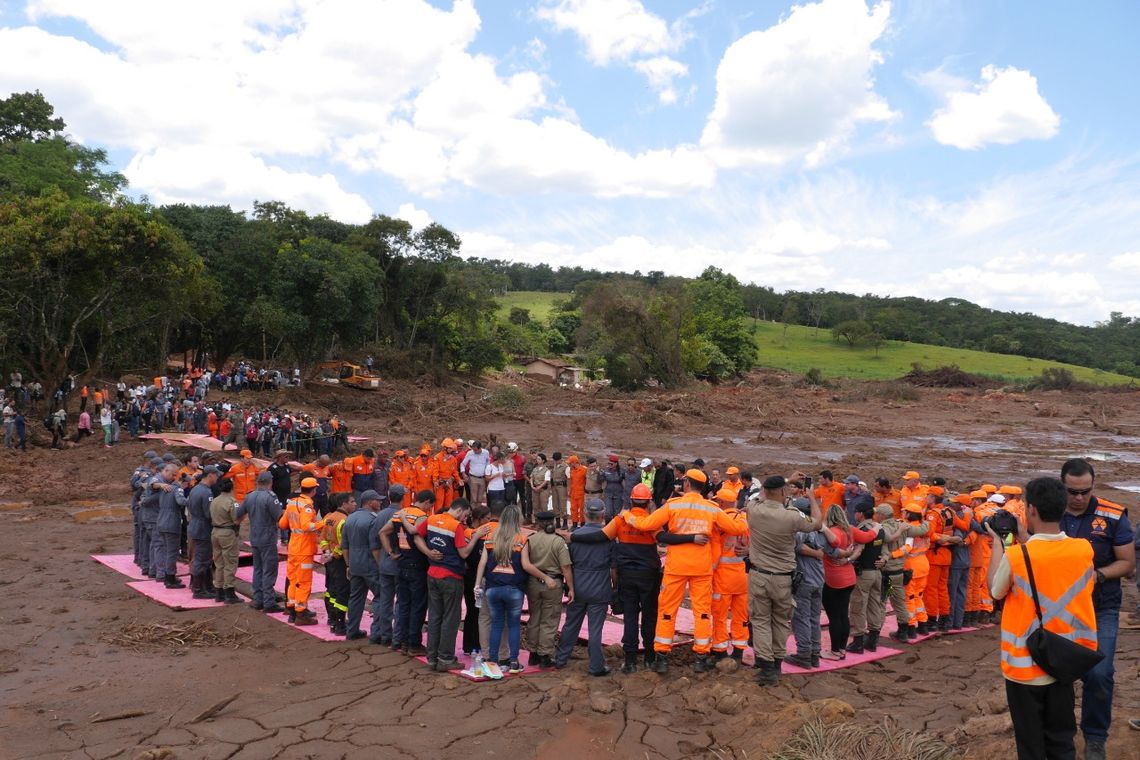 Bombeiros que trabalham nas buscas em Brumadinho, nos arredores de Belo Horizonte, fizeram hoje por volta das 12h40 uma cerimônia de homenagem à s vÃtimas e famÃlias atingidas pelo rompimento da barragem de rejeito da Mina Córrego do Feijão