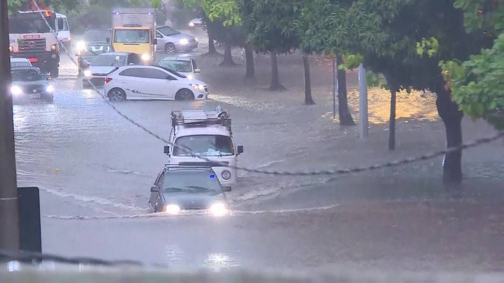 Motoristas enfrentaram pontos de alagamento na Zona Sul do Rio â?? Foto: Reprodução/ TV Globo