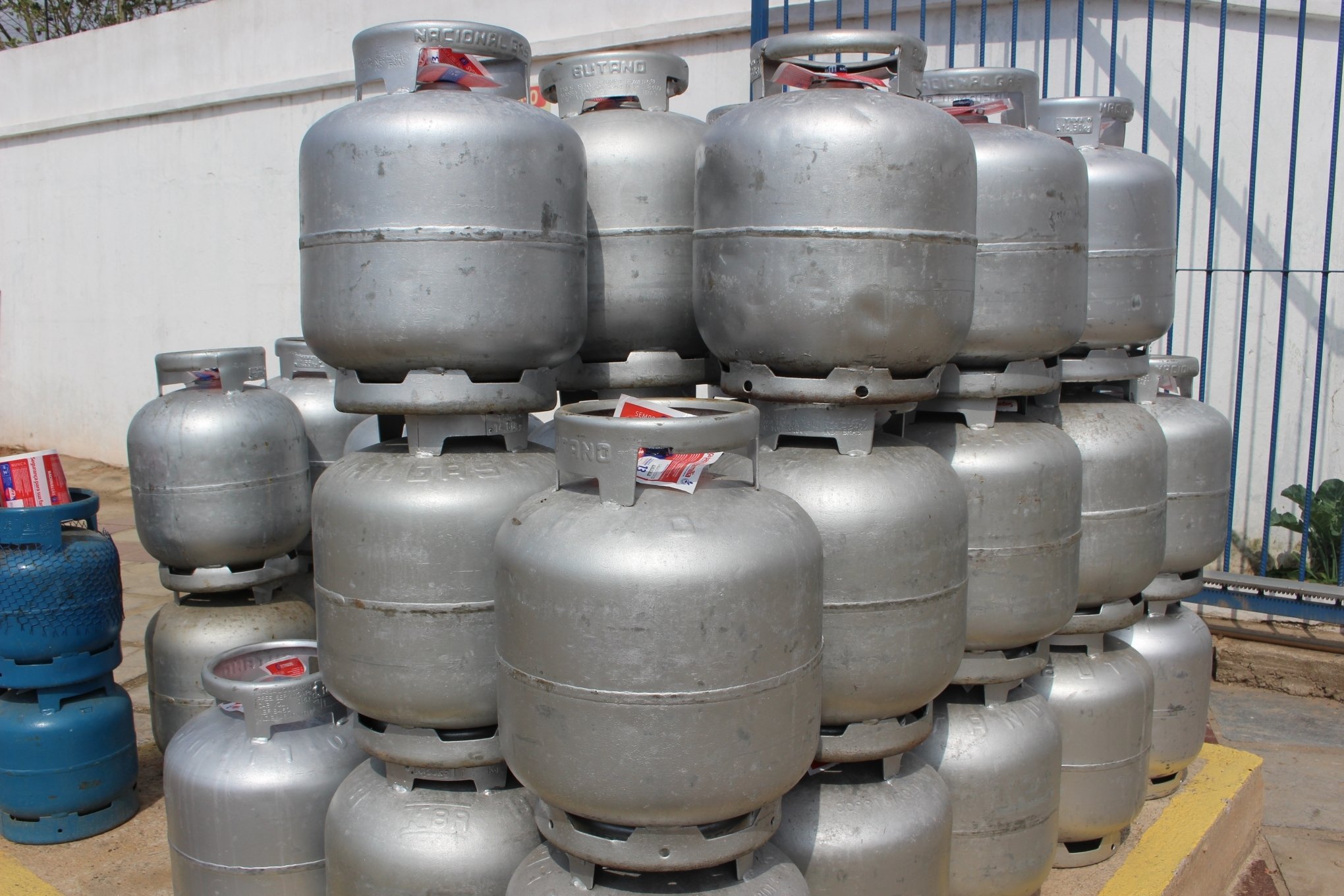 Resultado de imagem para fotos de botijão de gas de cozinha
