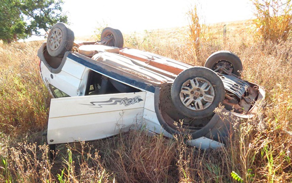 Carro capotou na BR-020, em LuÃs Eduardo Magalhães (Foto: Edivaldo Braga/BlogBraga)
