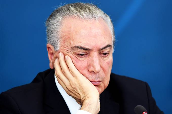 Resultado de imagem para fotos de michel temer pensativo