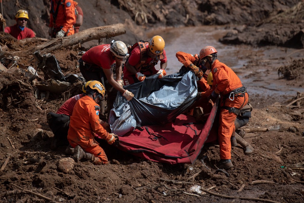 Bombeiros retiram o corpo de uma das vÃtimas do rompimento da barragem em Brumadinho (MG) â?? Foto: Mauro Pimentel/AFP