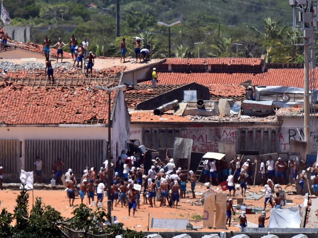 19/01 - Presos são vistos durante um confronto de facções na penitenciária de Alcaçuz, perto de Natal, no Rio Grande do Norte (Foto: Josemar Gonçalves/Reuters)