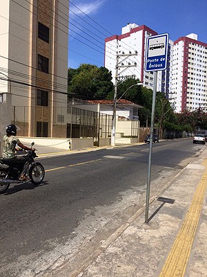 Jovem estava em ponto de ônibus qaundo foi abordado por bandidos no bairro de Brotas, em Salvador. Bahia (Foto: Giana Mattiazzi / TV Bahia)