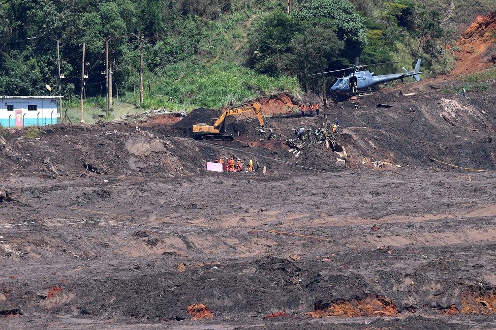 Agentes do Corpo de Bombeiros e brigadistas continuam trabalhando na escavação do local onde estão dois ônibus soterrados,no sexto dia de buscas por vÃtimas, após o rompimento da barragem de rejeitos da mineradora Vale, no municÃpio de Brumadinho (MG) nesta quarta-feira (29) â?? Foto: Alex de Jesus/O Tempo/Estadão Conteúdo