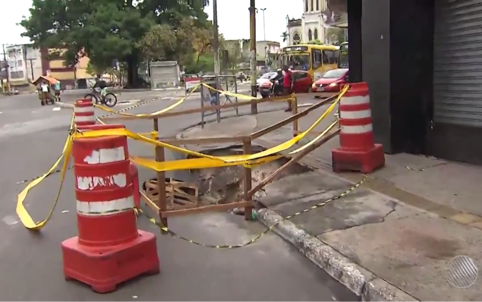 Via foi interditada pela Defesa Civil (Foto: Reprodução/TV Bahia)