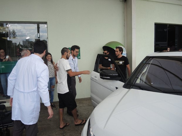 Alan Ruschel se levantou ao deixar hospital de Chapecó (Foto: Alexandre Lozetti/Globoesporte.com)