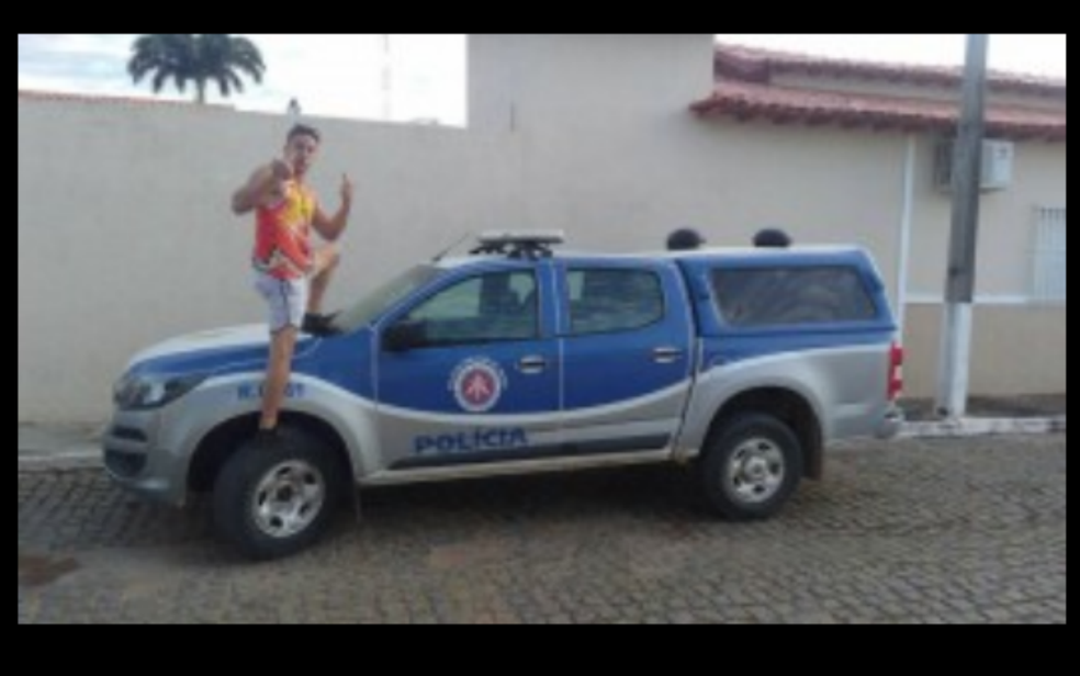 Jovens foram detidos apÃ³s postarem fotos em cima de viatura (Foto: ReproduÃ§Ã£o/ Redes Sociais)