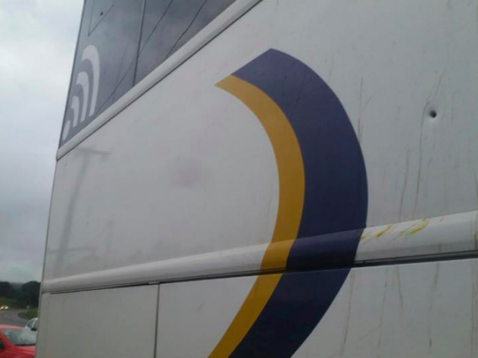 Ã?nibus da caravana de Lula Ã© atingido por tiro no oeste do ParanÃ¡, diz assessoria  (Foto: PT/DivulgaÃ§Ã£o)