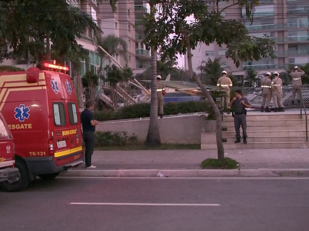 Prédio desabou deixando três feridos em Vitória (Foto: Reprodução/ TV Gazeta)