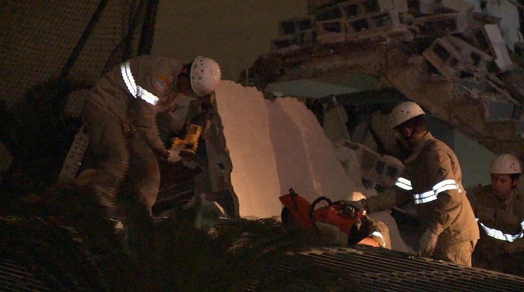 Bombeiros fizeram socorro das vítimas de desabamento em Vitória (Foto: Reprodução/ TV Gazeta)