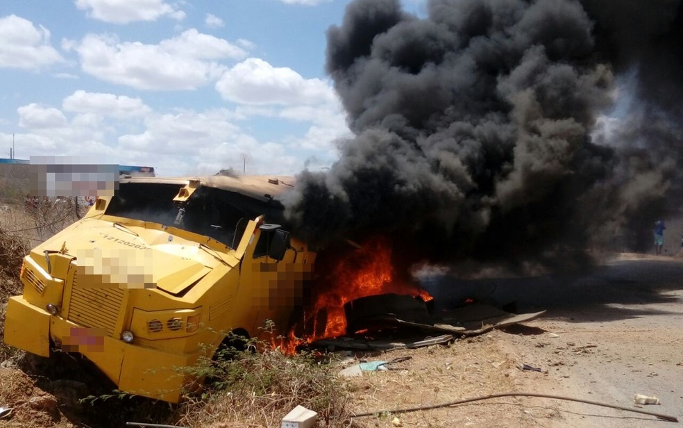 Carro forte foi atacado por grupo armado na PB-293 em Paulista, no Sertão da PB (Foto: Genésio Silva/Arquivo Pessoal)