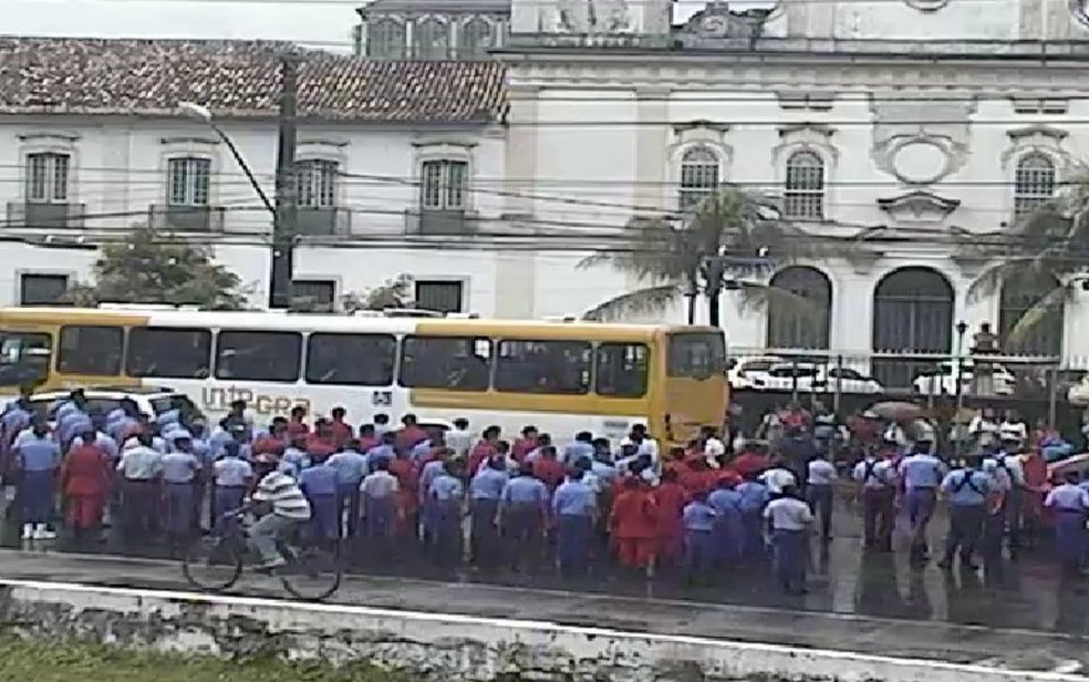 Estudantes fecham via e deixam trÃ¢nsito engarrafado (Foto: ReproduÃ§Ã£o/SSP-BA)