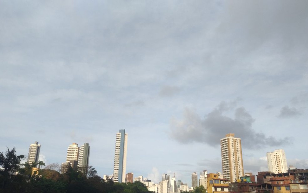 Céu de Salvador terá sol com muitas nuvens, durante todo o dia nesta quinta-feira (24) (Foto: Juliana Almirante/ G1)
