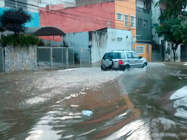 Resultado de imagem para Chuva alaga diversos pontos de Salvador e moradores ficam ilhados