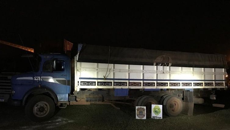 No interior das duas carretas, foram encontradas 2.300 caixas de cigarros