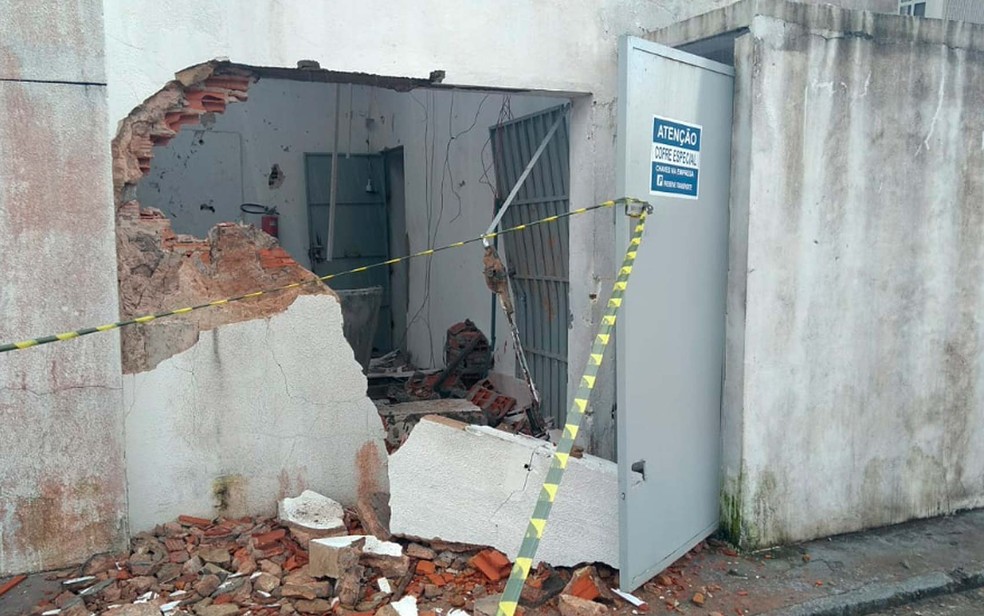 Cofre de posto na BR-324, na regiÃ£o de SimÃµes Filho, foi alvo de assaltantes na madrugada desta segunda-feira (20) (Foto: Ramon Ferraz/TV Bahia)