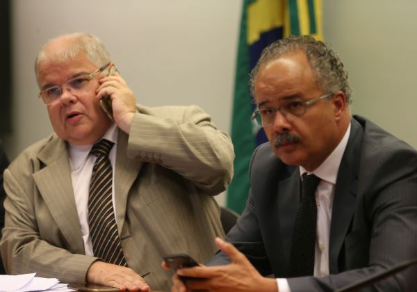 Brasília - Os deputados Lucio Vieira Lima e Vicente Candido, presidente e relator da Comissão Especial da Reforma Política, respectivamente (Foto: Fabio Rodrigues Pozzebom/Agência Brasil