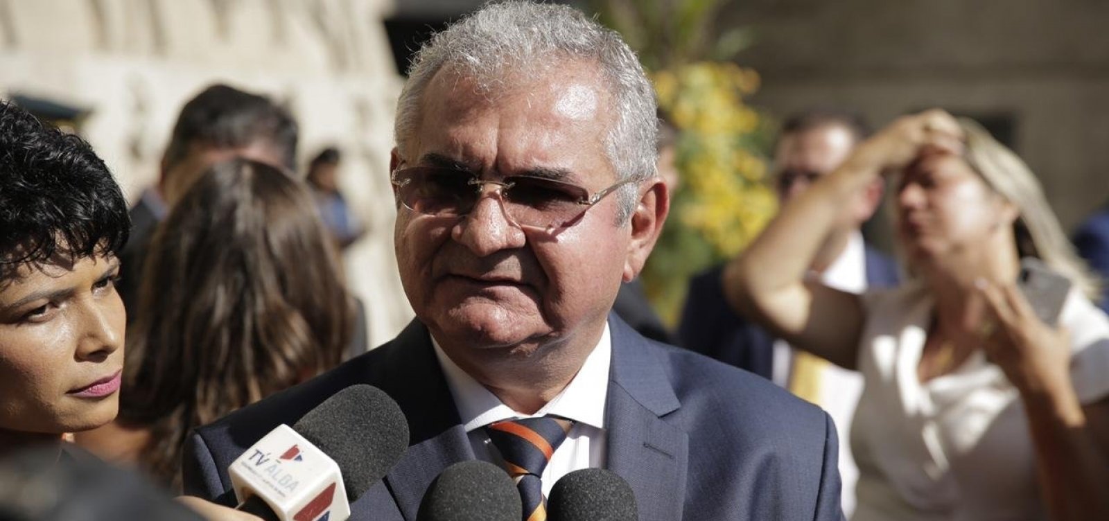 Resultado de imagem para fotos de angelo coronel em tom agressivo