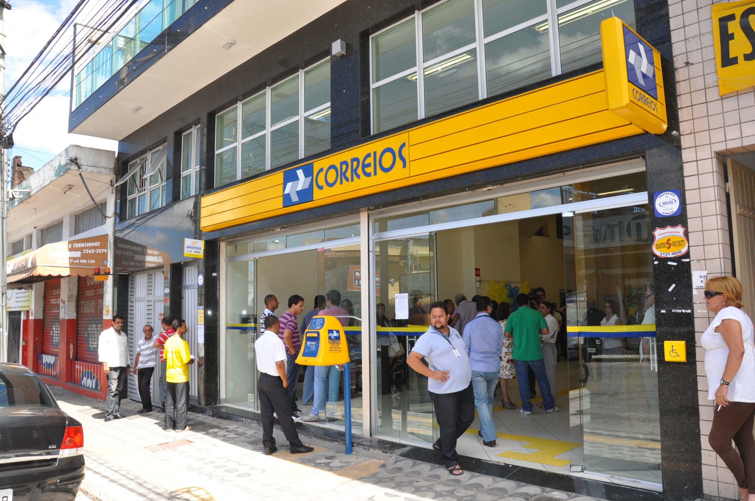 Resultado de imagem para Funcionários dos Correios entram em greve nesta segunda-feira
