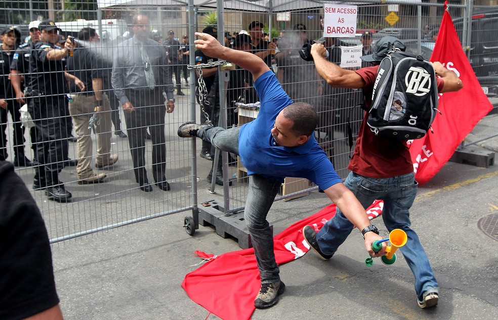 Em dezembro, protesto na porta da Alerj teve confusão entre manifestantes e policiais, que usaram spray de pimenta  (Foto: Wilton Junior/Estadão Conteúdo)