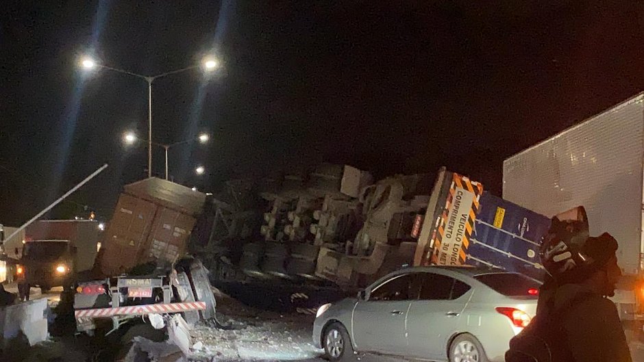 Acidente com carreta e carro deixa três feridos na BR-324 ...