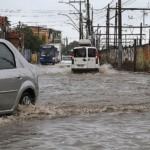 VÍDEOS: Chuva causa lentidão no trânsito e transtornos em Salvador