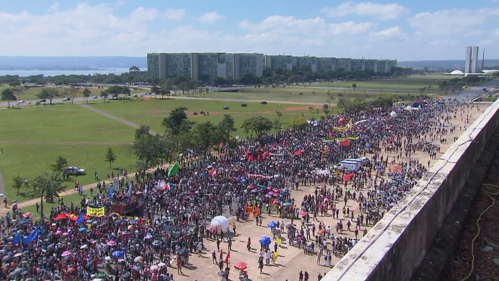 Protesto contra bloqueio de verbas na Educação ocupa parte da Esplanada dos Ministérios, em BrasÃlia â?? Foto: TV Globo/Reprodução