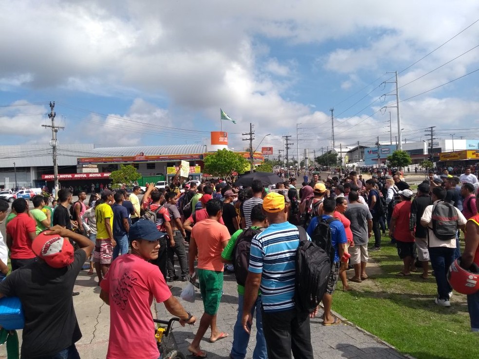 Um grupo de manifestantes se reuniu na Rotatória do Produtor (Foto: Indiara Bessa/G1 AM)