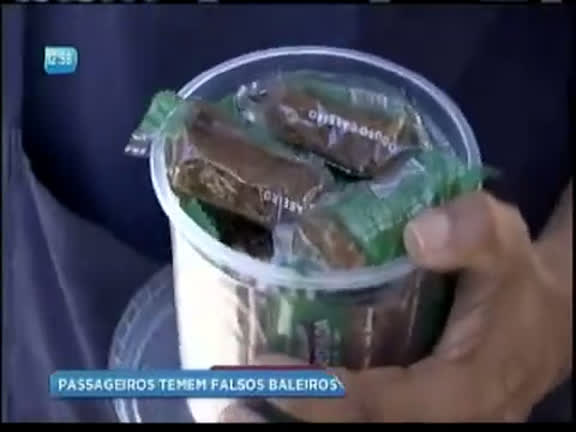 Resultado de imagem para fotos de baleiros dentro dos onibus de salvador