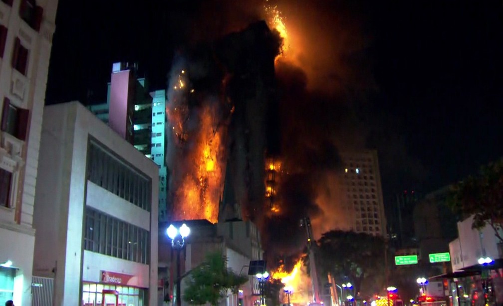 Prédio desaba durante incêndio no Centro de SP â?? Foto: Reprodução/TV Globo
