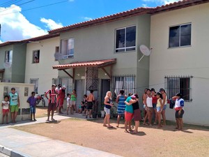 Familiares e vizinhos de Gabrielly próximo à casa da avó dela quando a menina desapareceu (Foto: Ed Santos/ Acorda Cidade)