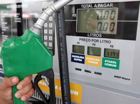 Preços médios de gasolina, diesel e etanol recuam nos postos nesta semana,  diz ANP - 03/04/2020 - UOL Economia