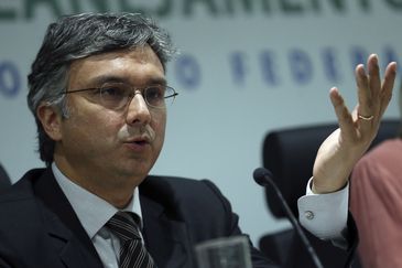 O ministro do Planejamento, Desenvolvimento e GestÃ£o, Esteves Colnago, durante entrevista coletiva, no ministÃ©rio.