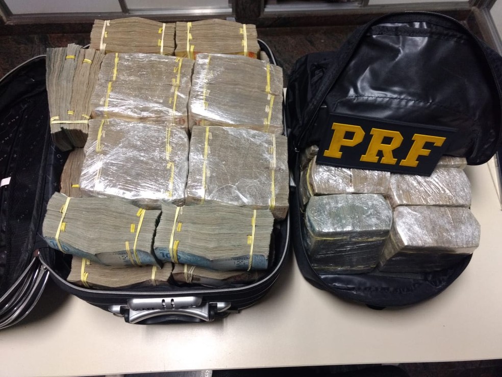Dinheiro encontrado com os ex-policiais estava dentro de duas malas â?? Foto: Divulgação/PRF