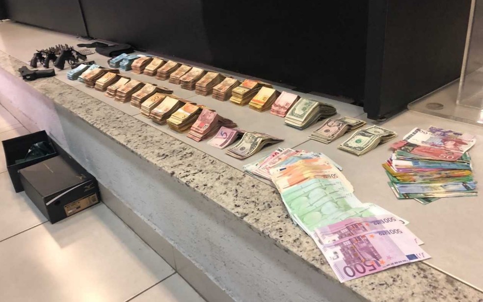 Dinheiro e armas apreendidos em casa de João de Deus â?? Foto: Murillo Velasco/G1
